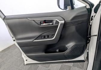 Подержанный автомобиль Toyota RAV4 2021 года (19 фото)
