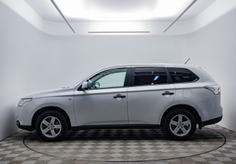 Подержанный автомобиль Mitsubishi Outlander 2014 года (2 фото)