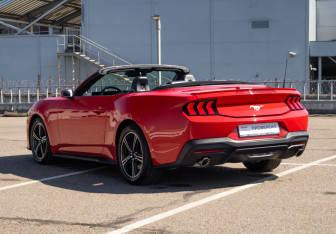 Подержанный автомобиль Ford Mustang Convertible 2024 года (30 фото)