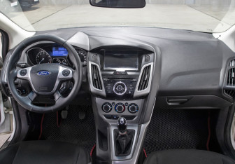 Подержанный автомобиль Ford Focus Hatchback 2011 года (13 фото)