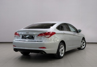 Подержанный автомобиль Hyundai i40 Sedan 2014 года (24 фото)