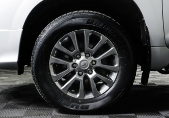 Подержанный автомобиль Toyota Land Cruiser Prado 2019 года (8 фото)