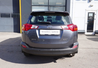Подержанный автомобиль Toyota RAV4 2015 года (6 фото)