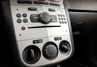 Подержанный автомобиль Opel Corsa 2011 года (25 фото)