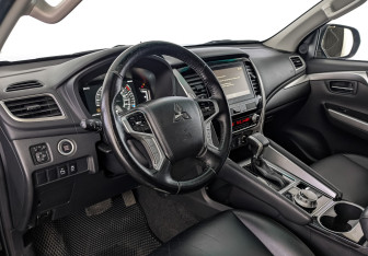 Подержанный автомобиль Mitsubishi Montero Sport 2023 года (16 фото)