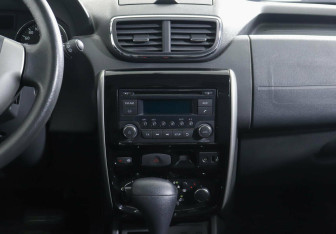 Подержанный автомобиль Nissan Terrano 2015 года (9 фото)