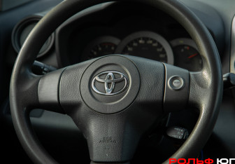 Подержанный автомобиль Toyota RAV4 2009 года (12 фото)