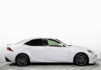 Подержанный автомобиль Lexus IS Sedan 2015 года (3 фото)