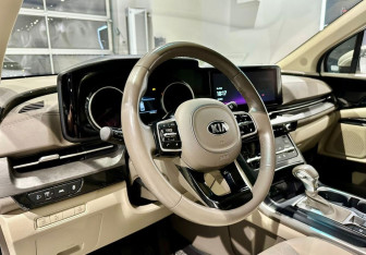 Подержанный автомобиль Kia Carnival 2021 года (11 фото)