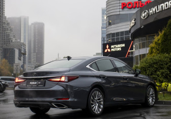 Подержанный автомобиль Lexus ES 2021 года (5 фото)