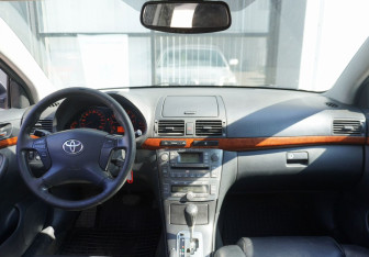Подержанный автомобиль Toyota Avensis Liftback 2007 года (11 фото)