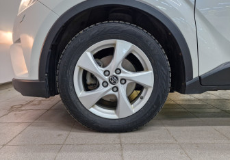 Подержанный автомобиль Toyota C-HR 2019 года (12 фото)