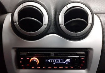 Подержанный автомобиль Renault Sandero 2010 года (13 фото)