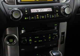 Подержанный автомобиль Toyota Land Cruiser Prado 2010 года (18 фото)