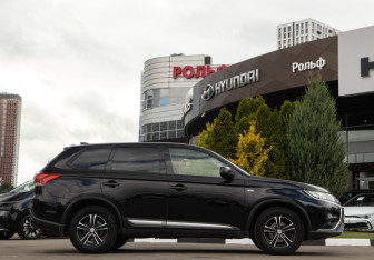 Подержанный автомобиль Mitsubishi Outlander 2019 года (3 фото)