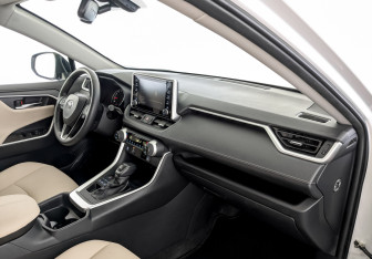 Подержанный автомобиль Toyota RAV4 2021 года (11 фото)