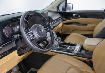 Подержанный автомобиль Kia Carnival 2021 года (10 фото)