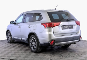 Подержанный автомобиль Mitsubishi Outlander 2016 года (7 фото)