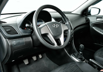 Подержанный автомобиль Hyundai Solaris Hatchback 2015 года (10 фото)