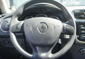 Подержанный автомобиль Renault Logan Sedan 2017 года (14 фото)