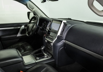 Подержанный автомобиль Toyota Land Cruiser Suv 2019 года (9 фото)