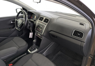 Подержанный автомобиль Volkswagen Polo Sedan 2015 года (11 фото)