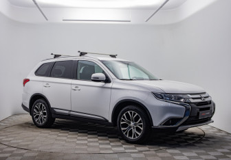 Подержанный автомобиль Mitsubishi Outlander 2015 года (3 фото)