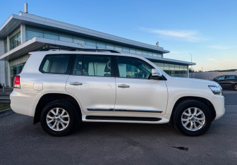 Подержанный автомобиль Toyota Land Cruiser Suv 2020 года (4 фото)
