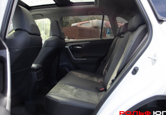 Подержанный автомобиль Toyota RAV4 2024 года (8 фото)