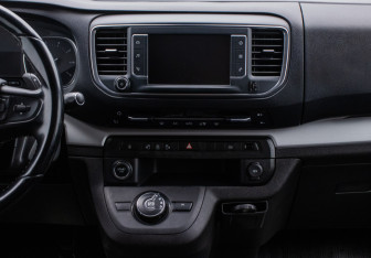 Подержанный автомобиль Peugeot Traveller 2018 года (13 фото)