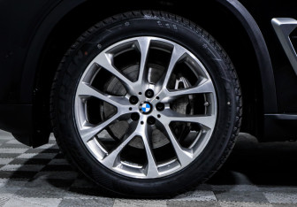 Подержанный автомобиль BMW X5 2023 года (15 фото)