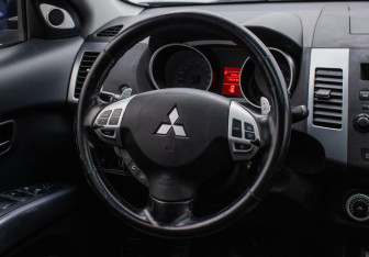 Подержанный автомобиль Mitsubishi Outlander 2008 года (15 фото)