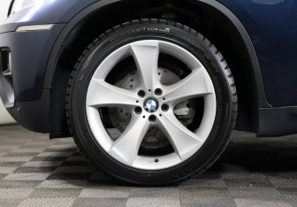 Подержанный автомобиль BMW X6 2013 года (22 фото)