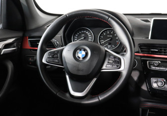 Подержанный автомобиль BMW X1 2017 года (14 фото)