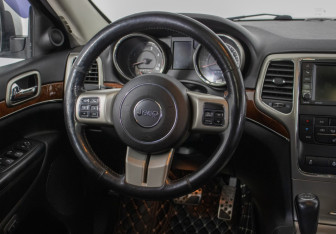 Подержанный автомобиль Jeep Grand Cherokee 2012 года (15 фото)