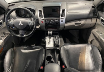 Подержанный автомобиль Mitsubishi Pajero Sport 2011 года (10 фото)