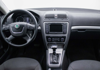 Подержанный автомобиль Skoda Octavia Liftback 2010 года (13 фото)