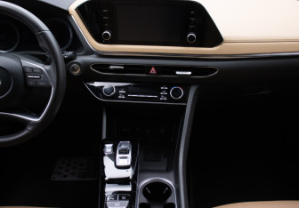 Подержанный автомобиль Hyundai Sonata 2022 года (14 фото)