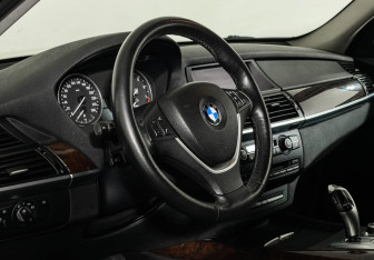 Подержанный автомобиль BMW X5 2011 года (10 фото)