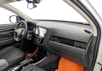 Подержанный автомобиль Mitsubishi Outlander 2022 года (11 фото)