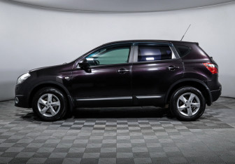 Подержанный автомобиль Nissan Qashqai 2012 года (8 фото)