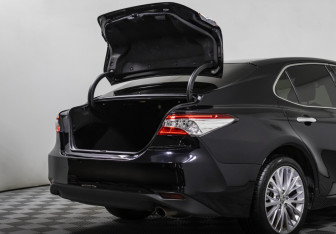 Подержанный автомобиль Toyota Camry Sedan 2019 года (20 фото)