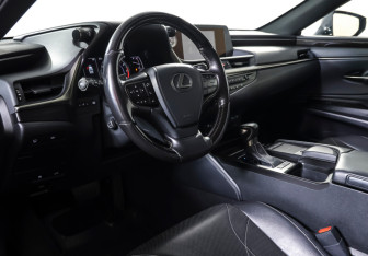 Подержанный автомобиль Lexus ES 2019 года (15 фото)