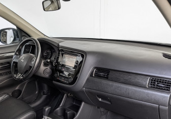 Подержанный автомобиль Mitsubishi Outlander 2016 года (13 фото)