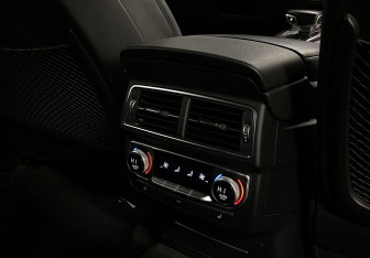 Подержанный автомобиль Audi Q7 2015 года (31 фото)