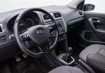 Подержанный автомобиль Volkswagen Polo Sedan 2017 года (9 фото)