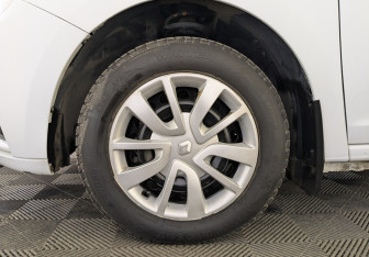 Подержанный автомобиль Renault Sandero 2020 года (12 фото)