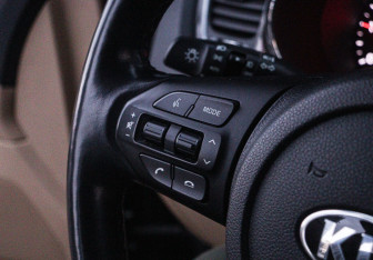 Подержанный автомобиль Kia Carnival 2020 года (25 фото)