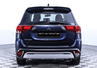Подержанный автомобиль Mitsubishi Outlander 2022 года (6 фото)