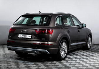 Подержанный автомобиль Audi Q7 2016 года (5 фото)